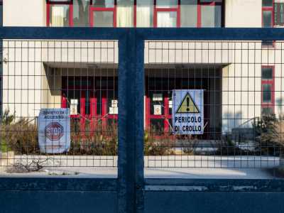 Ci avviciniamo e sbirciamo tra le grate del cancello, sul quale sono affissi cartelli che riportano la dicitura �rischio crollo�